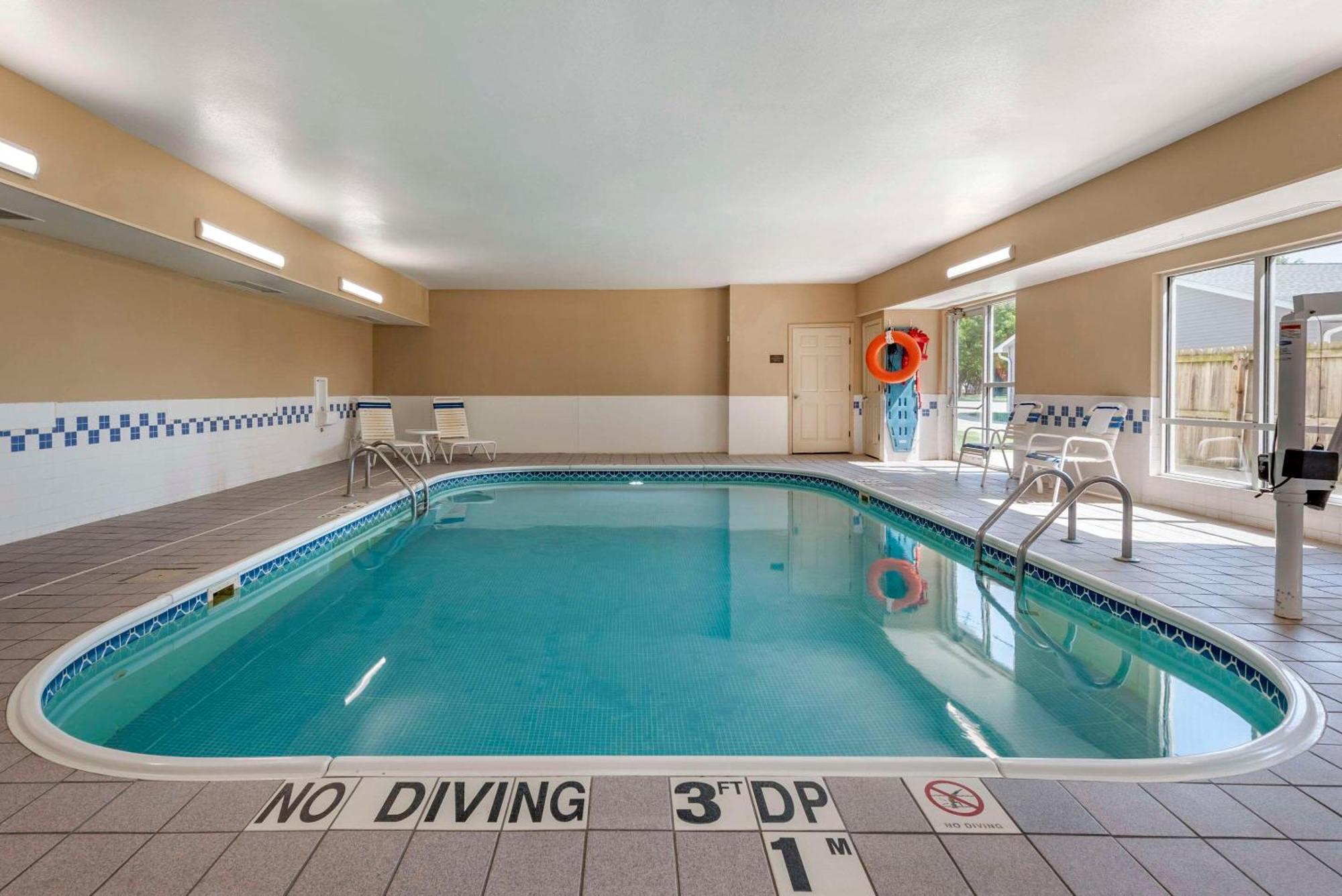 Comfort Suites Terre Haute University Area Εξωτερικό φωτογραφία